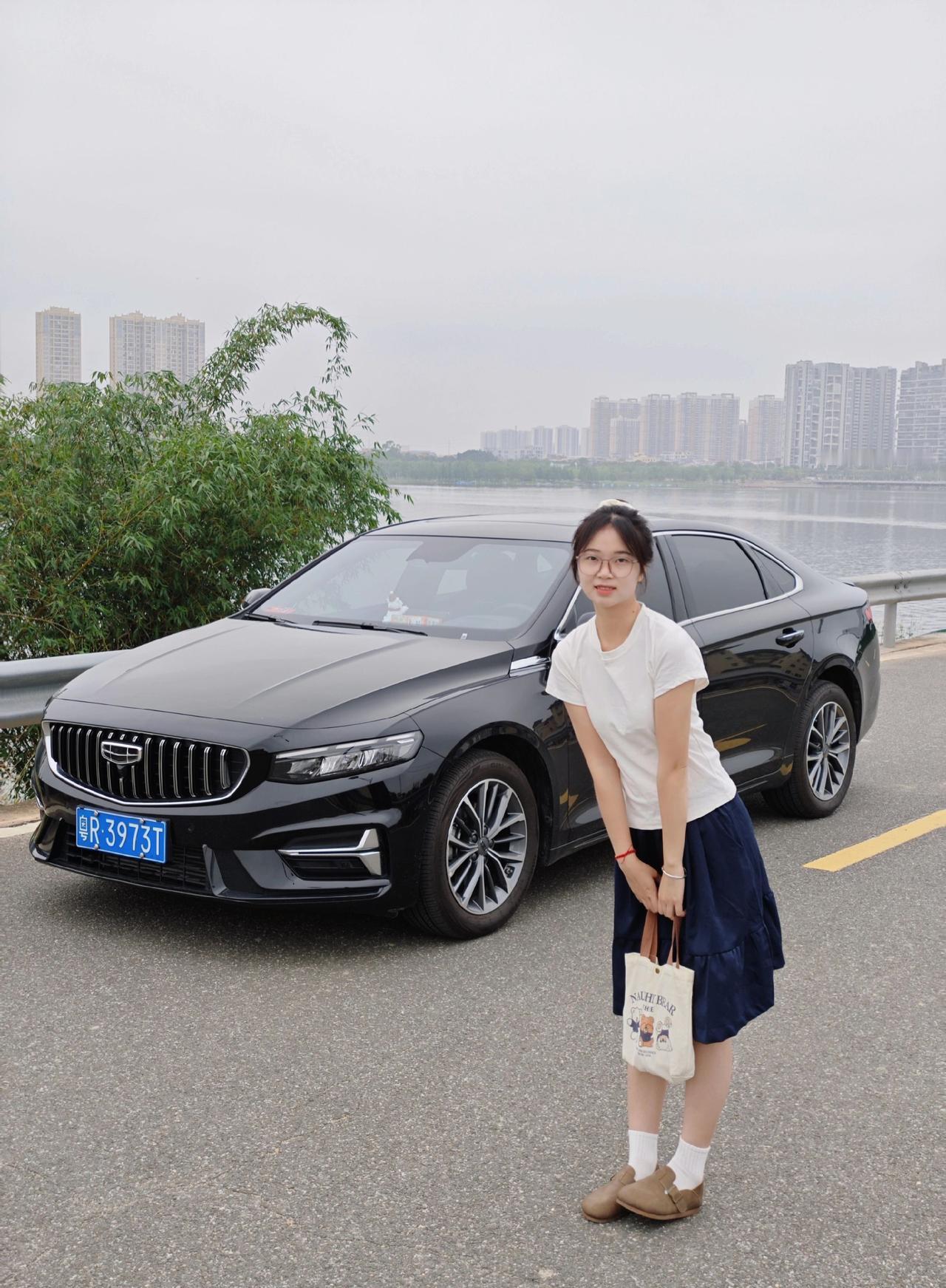 今天天气不错 我会开星瑞来接你星瑞
dou是好车 吉利汽车 手握方向盘的女孩子