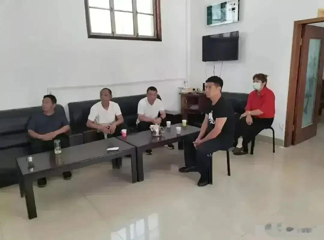 准确“还原”村干部不雅视频真相。

先看图1-图2，从茶几、沙发，墙上电视等来分