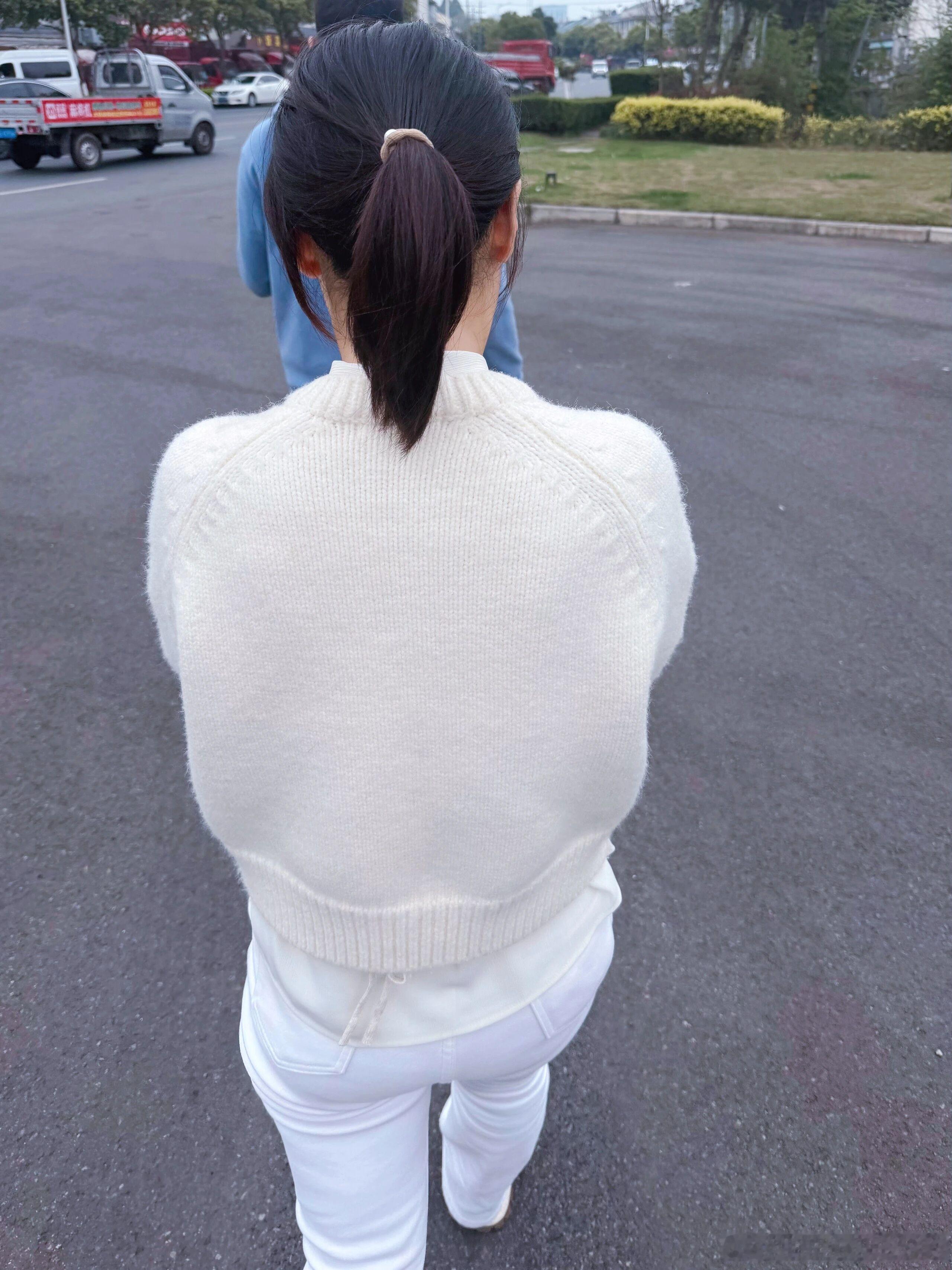 时尚穿搭今天穿什么ootd 白色紧身裤 