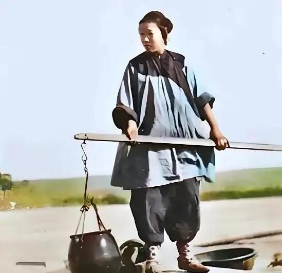 清朝，有个农妇去卖鸡蛋，走到半路被一群土匪糟蹋了，完事了，她见篮子里的鸡蛋还好端