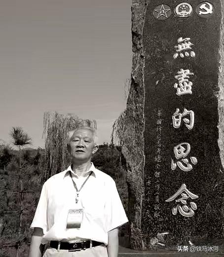 🍁2013年8月山西交城，曹万贵在华国锋陵园“无尽的思念”石碑前留影。这座石碑