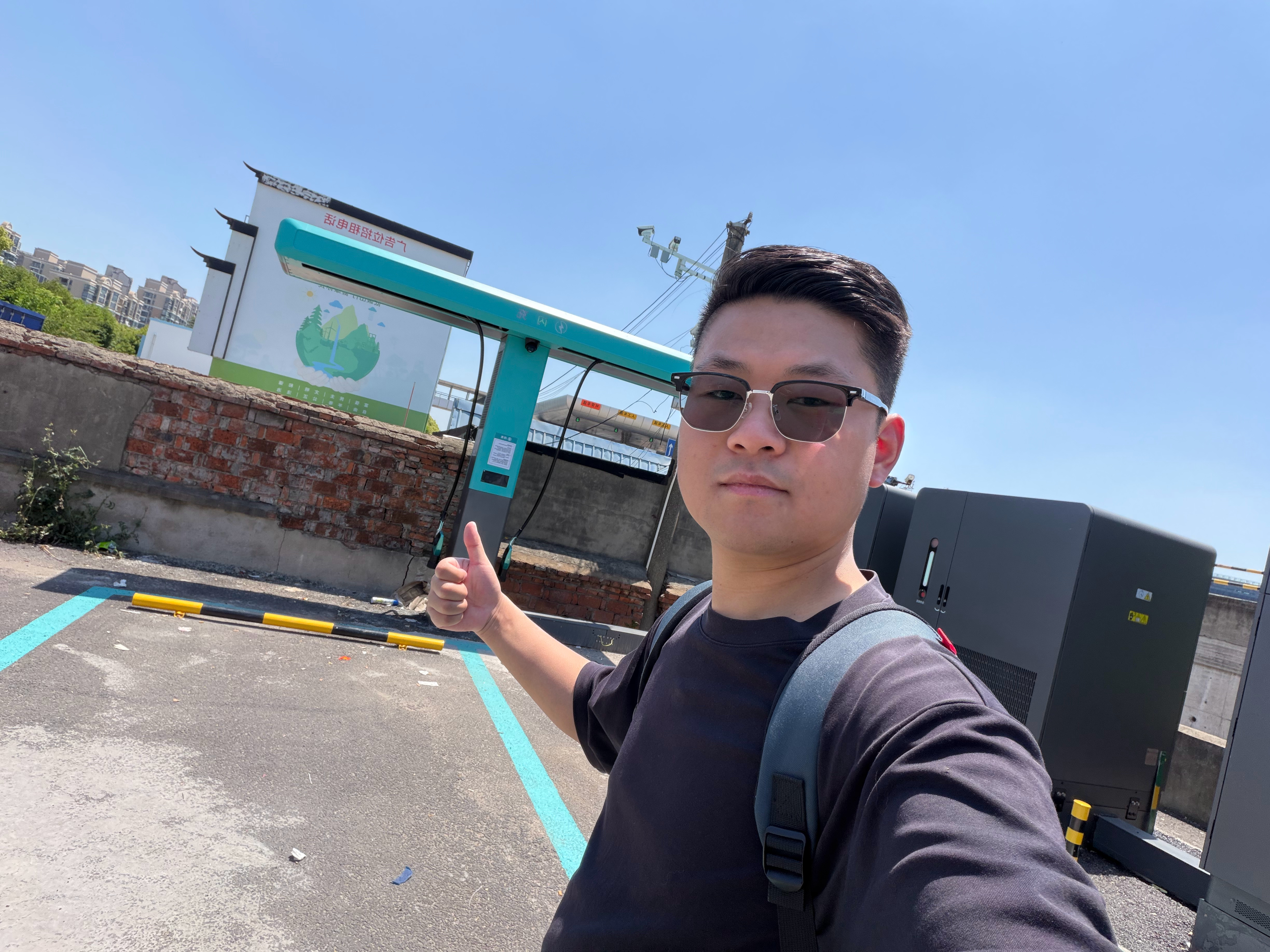 今天打卡一座新的比亚迪闪充站，就在高速收费站入口 上海·G2京沪高速江桥收费站(