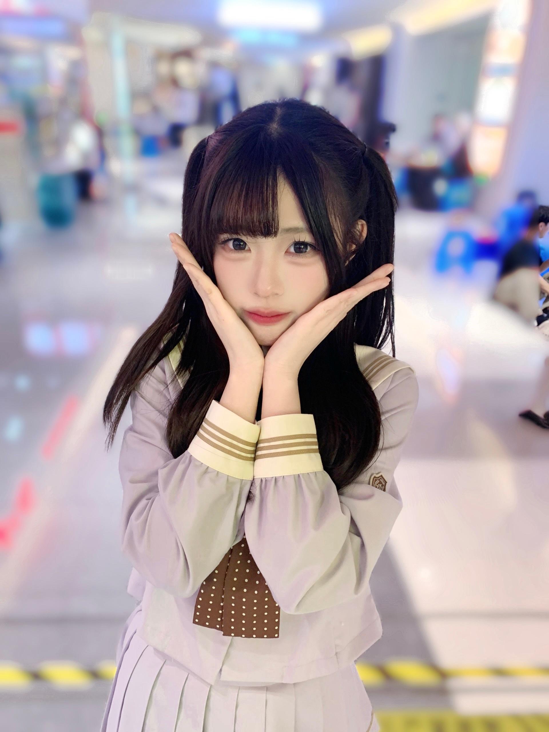 巧克力代表浪漫（Romance），爱是巧克力，爱是溶化的心。代表青春（Youth