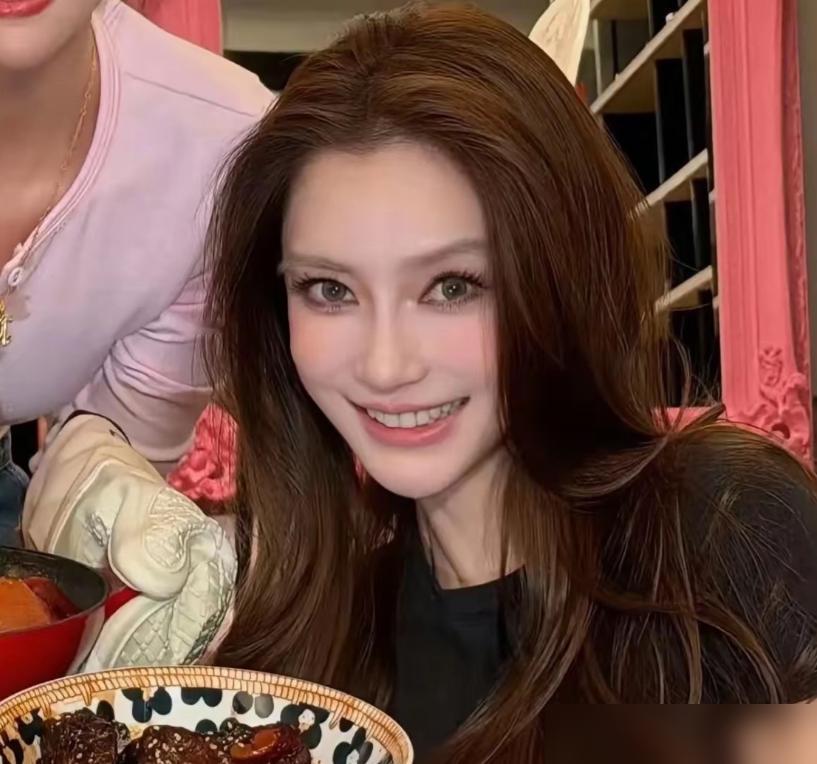 以前在红毯上呼风唤雨，现在直播带货连手都在抖。

1.8亿的代言费瞬间蒸发，这种