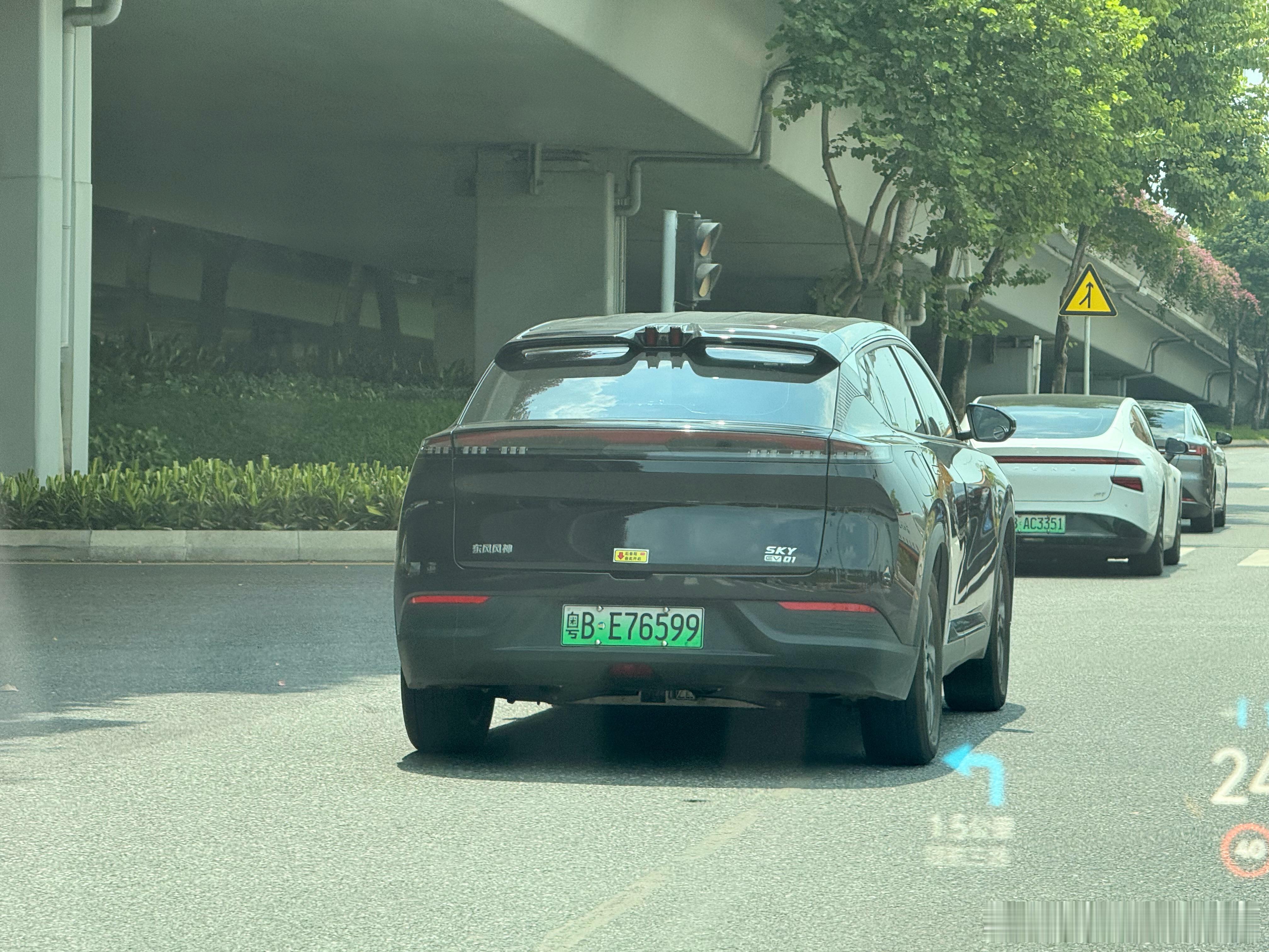 最近突然发现这个东风风神SKY EV01出现的频率超级高啊在路上经常能见到是有用