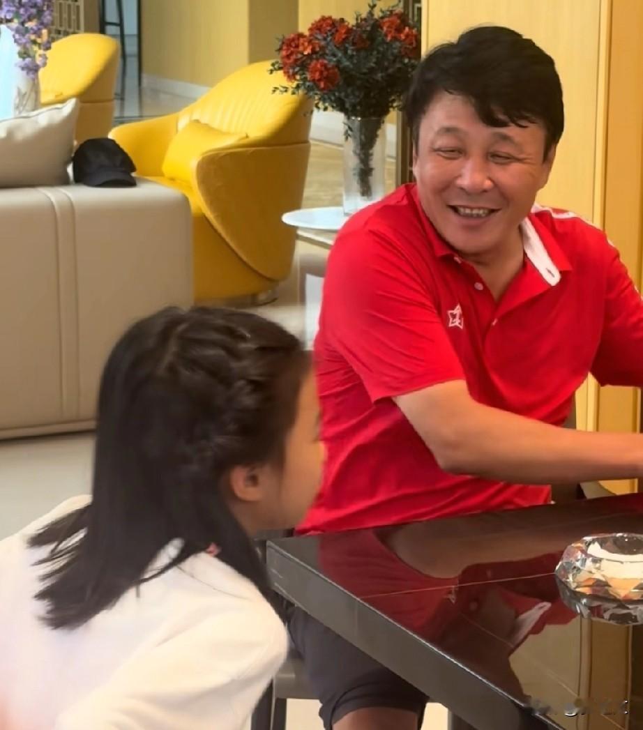 老郭有个小棉袄真是太幸福了，看着女儿开心的一切烦心事都忘了，这不女儿送老郭的礼物