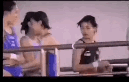 2020年，国内奥运选拔赛。只见跳水台上，小姑娘们打打闹闹，欢喜一片，唯独站在跳
