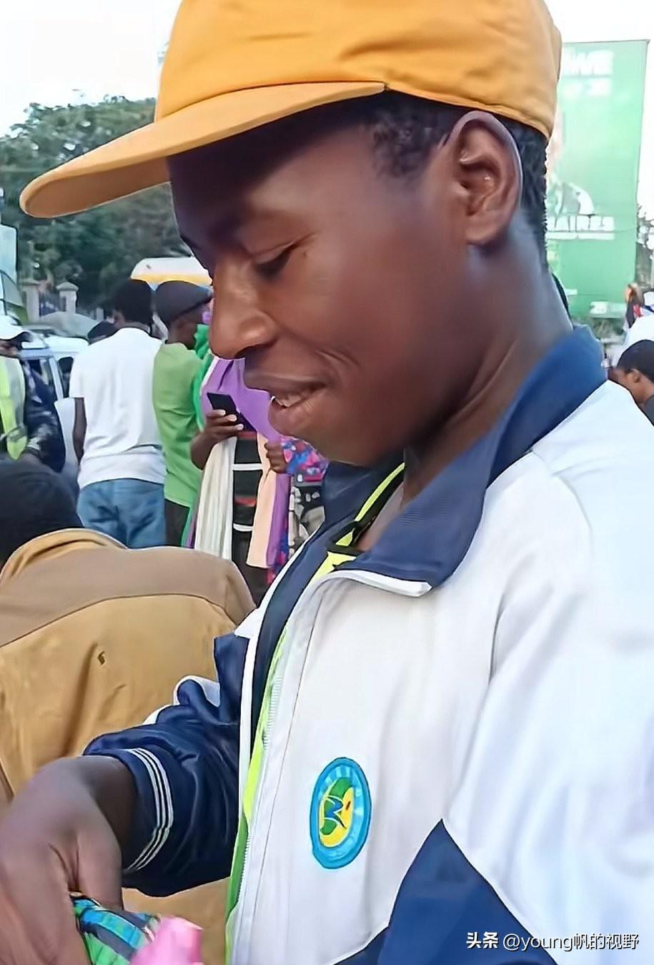 江西赣州定南三中的校服出现在了非洲的老哥的身上。有在非洲旅行的中国游客，看见老哥