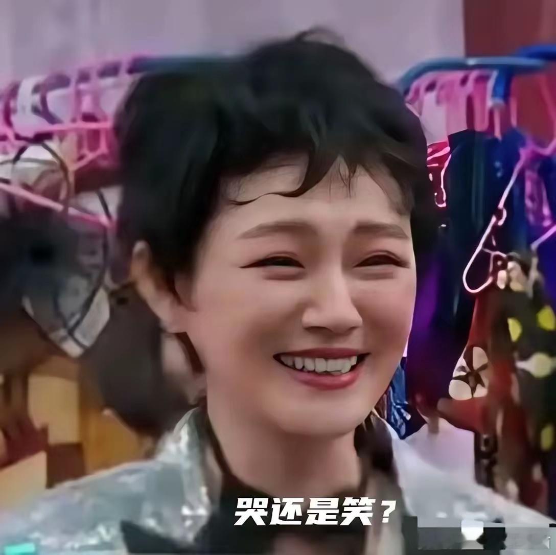 大S最新造型，短发，还有点卷。眼神迷离，双目无光，眼睛下垂。虽然笑得很灿烂，但是