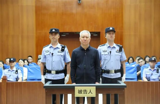 今天，最大的新闻是关于许家印的。

这个“中国地产第一案”终于有了结果，许家印八