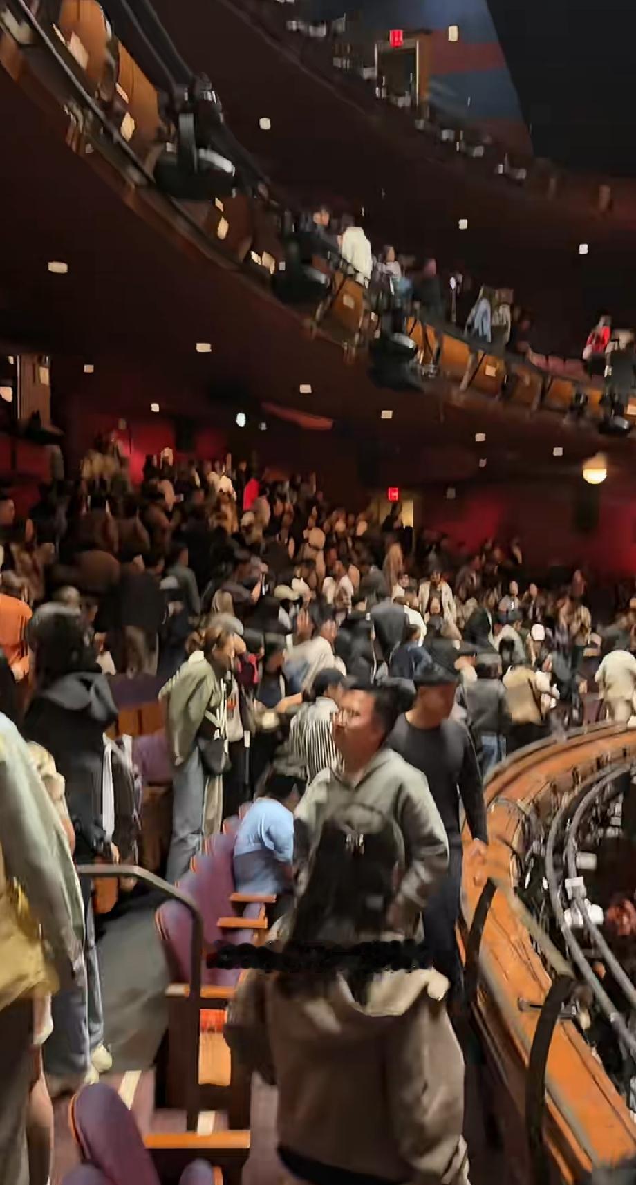 有美国华人晒出最近德云社巡演的现场视频，说“200美元一张票，听相声还得看现场的