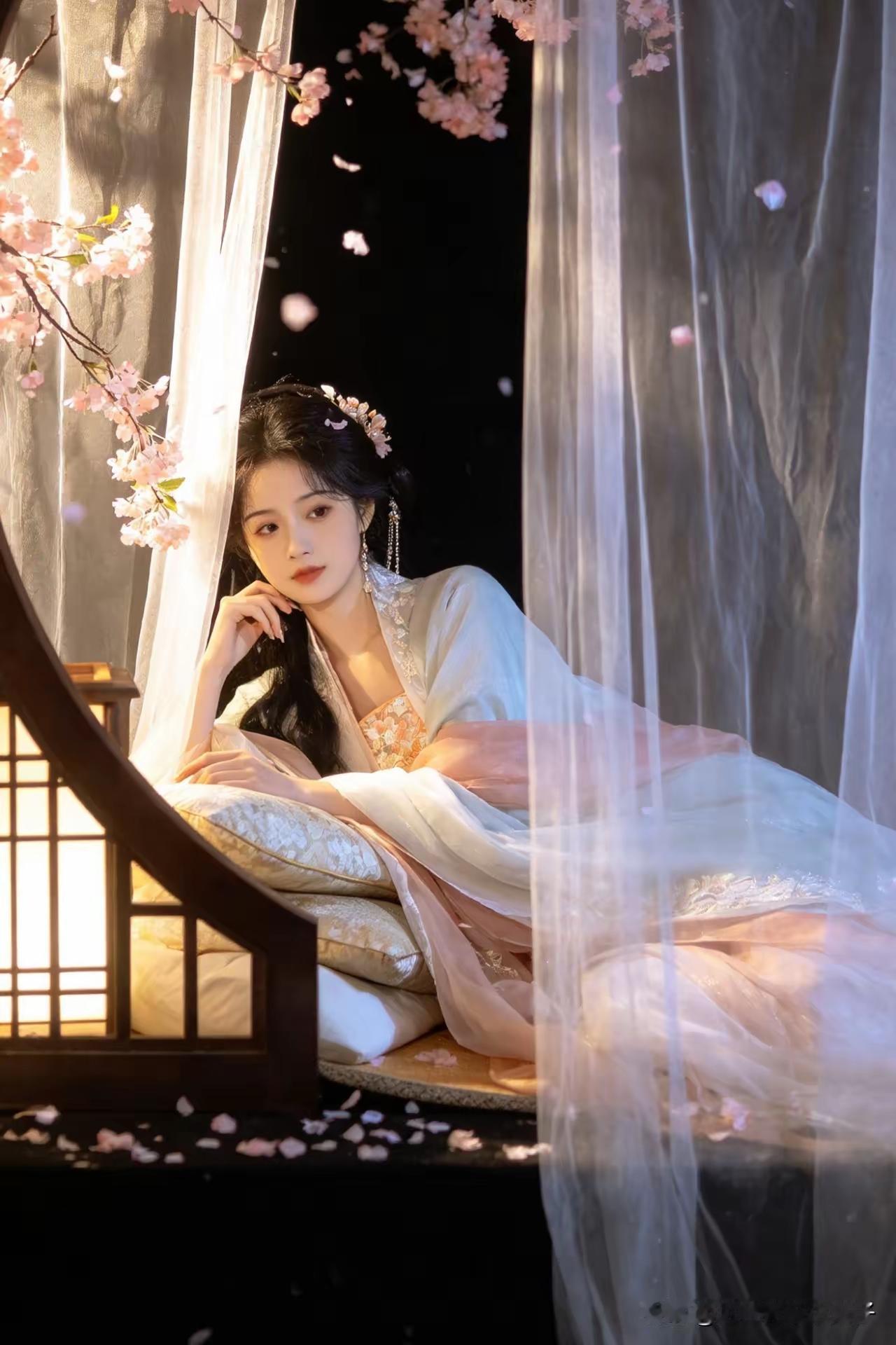 捣练子·问海棠
春昼静，漏声迟，
枕上轻寒浅未知。
一夜小楼风暗度，
海棠花落有