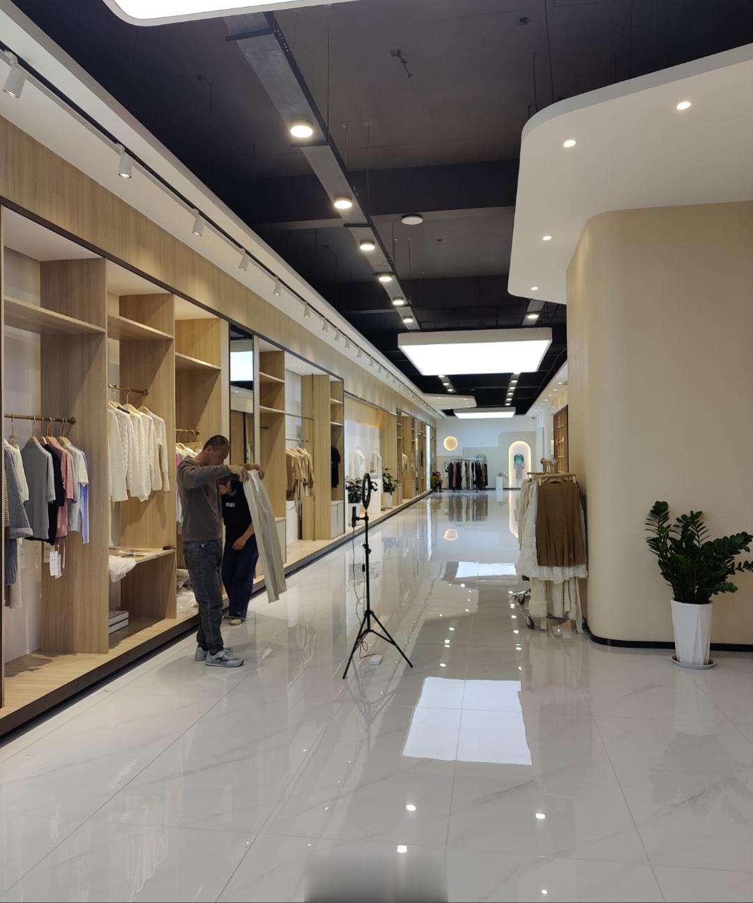拜访某羊绒制衣、销售企业，全国近2000家门店的销售额仅占销售总额约40%，另外