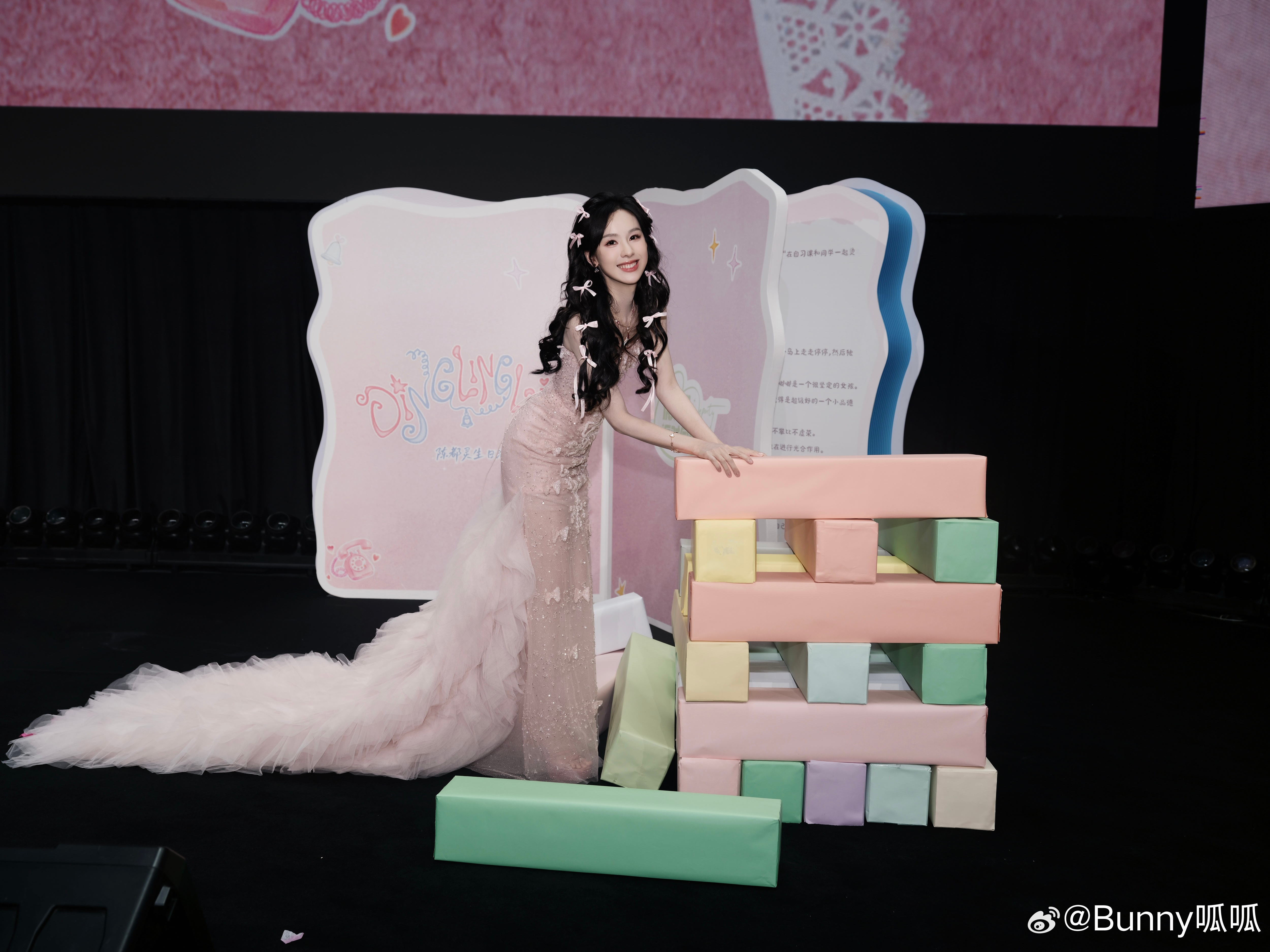陈都灵要把我萌化了反复回看陈都灵小猫手势舞片段，嘟嘟的小手一抬一落，灵动又软糯。