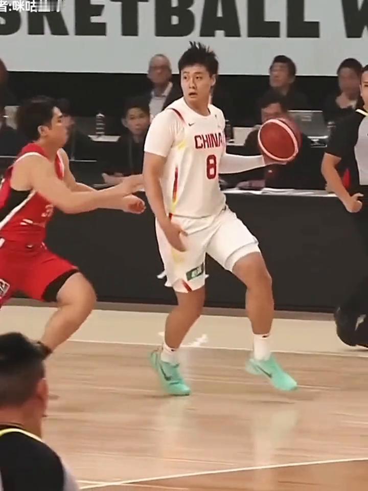 日本球员直冲赵睿，挑战后犯规并未升级。
好球，这个卡线，打球的快下户，这球吹的真