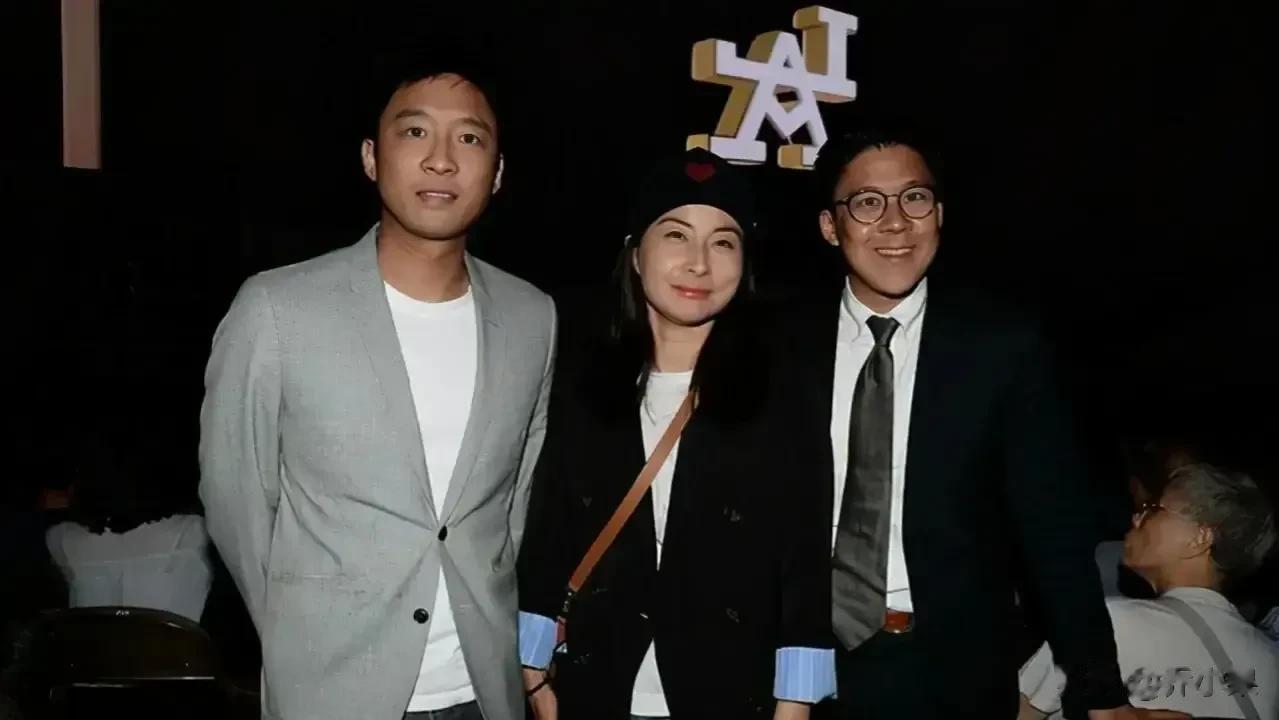 郭晶晶罕见和小叔子同框！郭晶晶西装配白T，头戴棒球帽，难得时尚又清纯。小叔子霍启