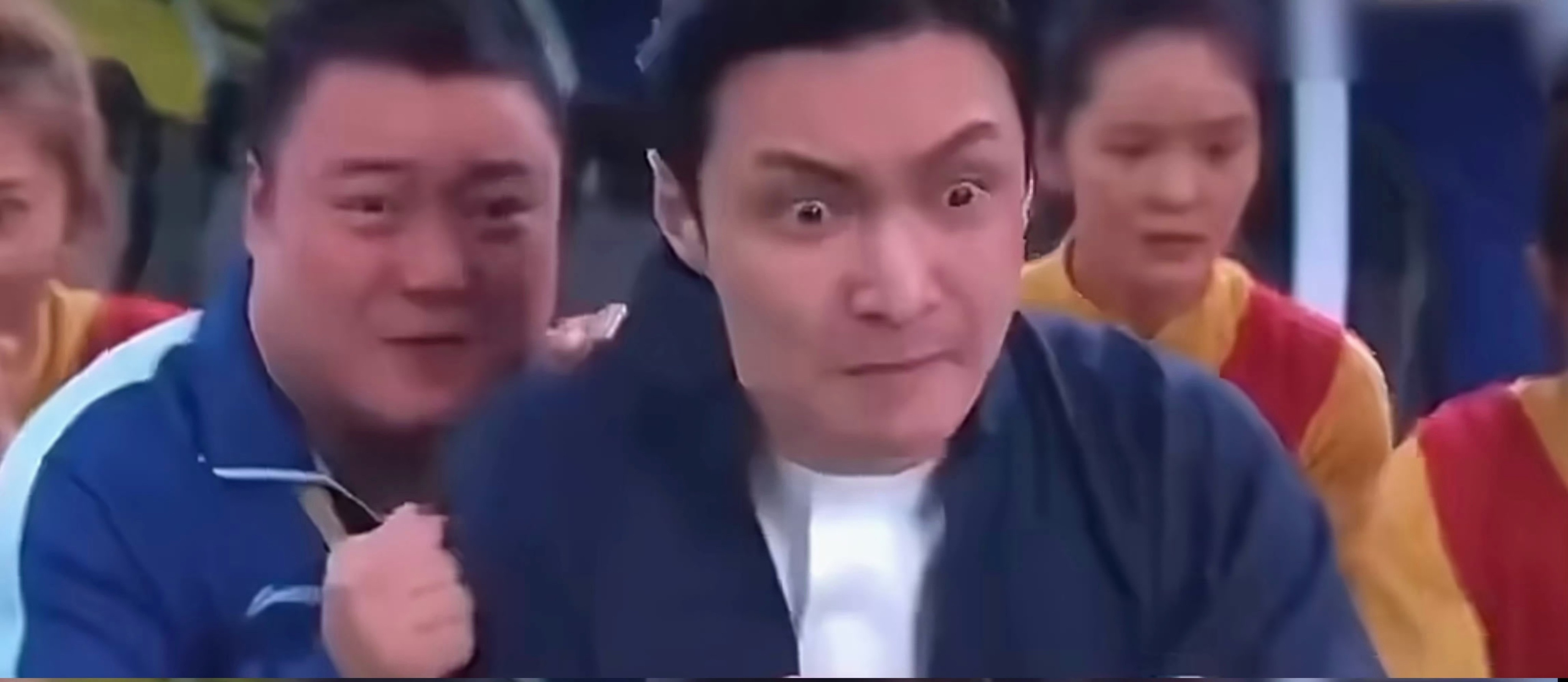 就我一个人觉得电影《功夫女足》里面的男主角张艺兴长得像年轻时候的周星驰吗？ 