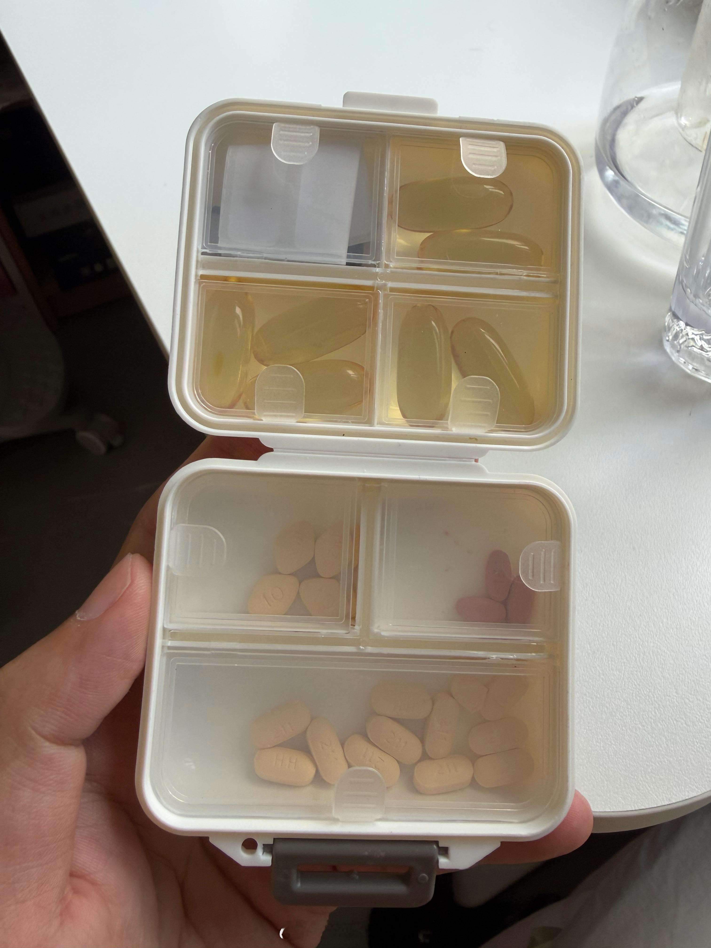 看着药盒陷入了沉思，我刚刚到底吃没吃过药？？？