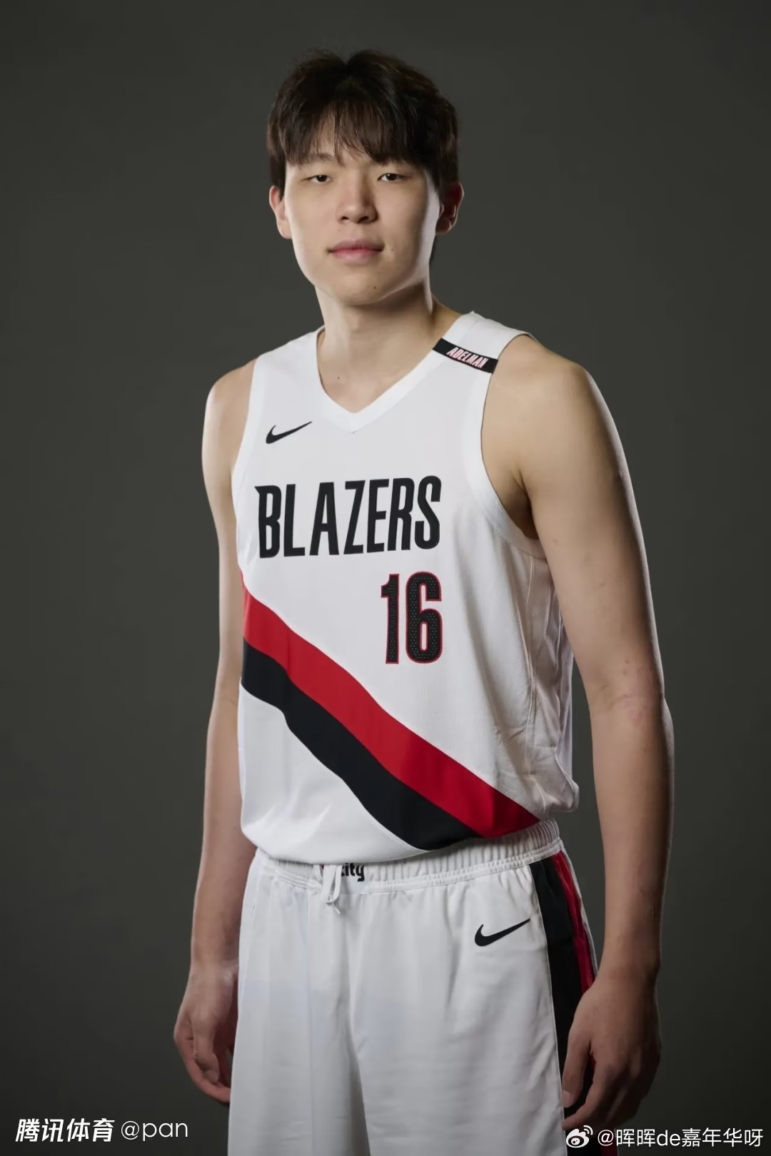 NBA  北京时间9月29日，开拓者媒体日，球队总经理克罗宁和商业运营总裁汉克斯