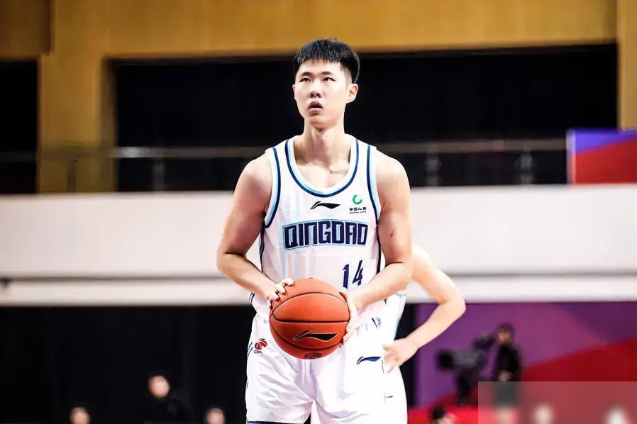 山西男篮全力追逐国手锋线球员，媒体人透露3点关键信息。山西队这个休赛期要是真把目
