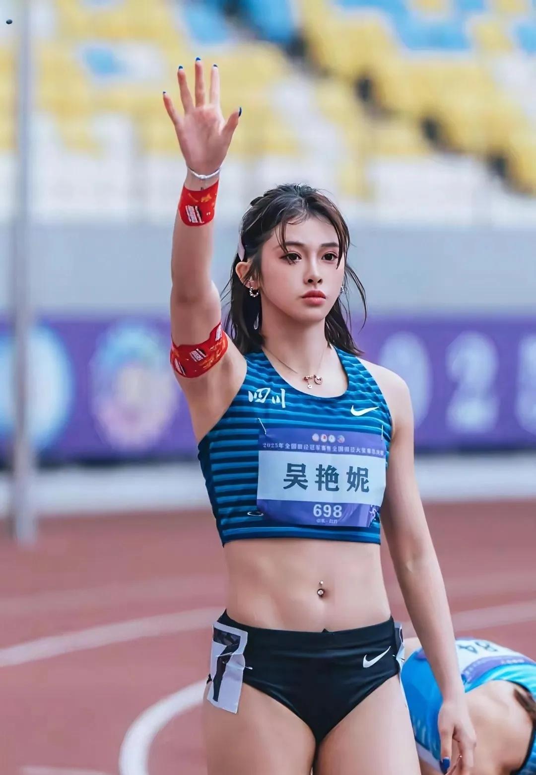 11月19日晚的田径赛场，刘英兰和吴艳妮这两位姑娘，真让人又心疼又忍不住为她们点
