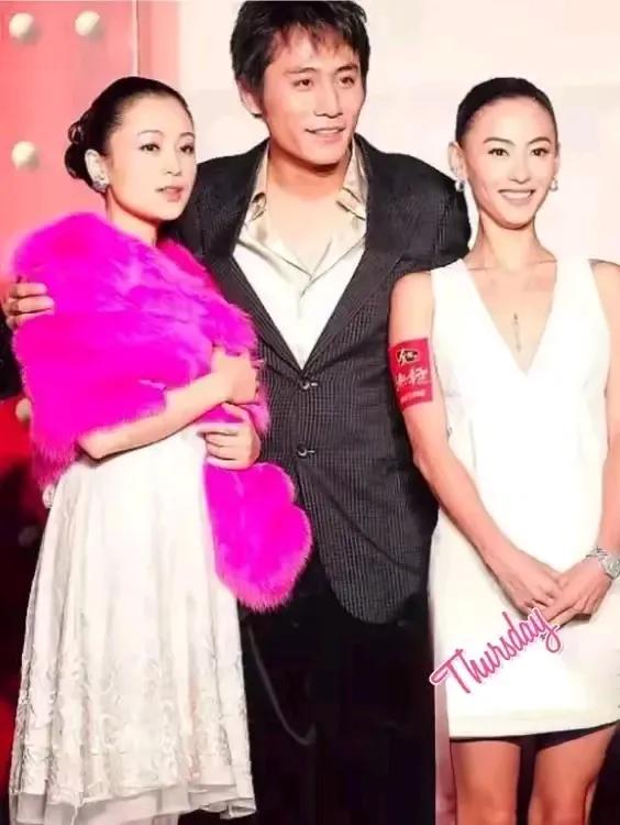 刘烨是真敢抱，他可能不知道右边的这个会成为陈凯歌的太太，也没有预料到左边的这个会
