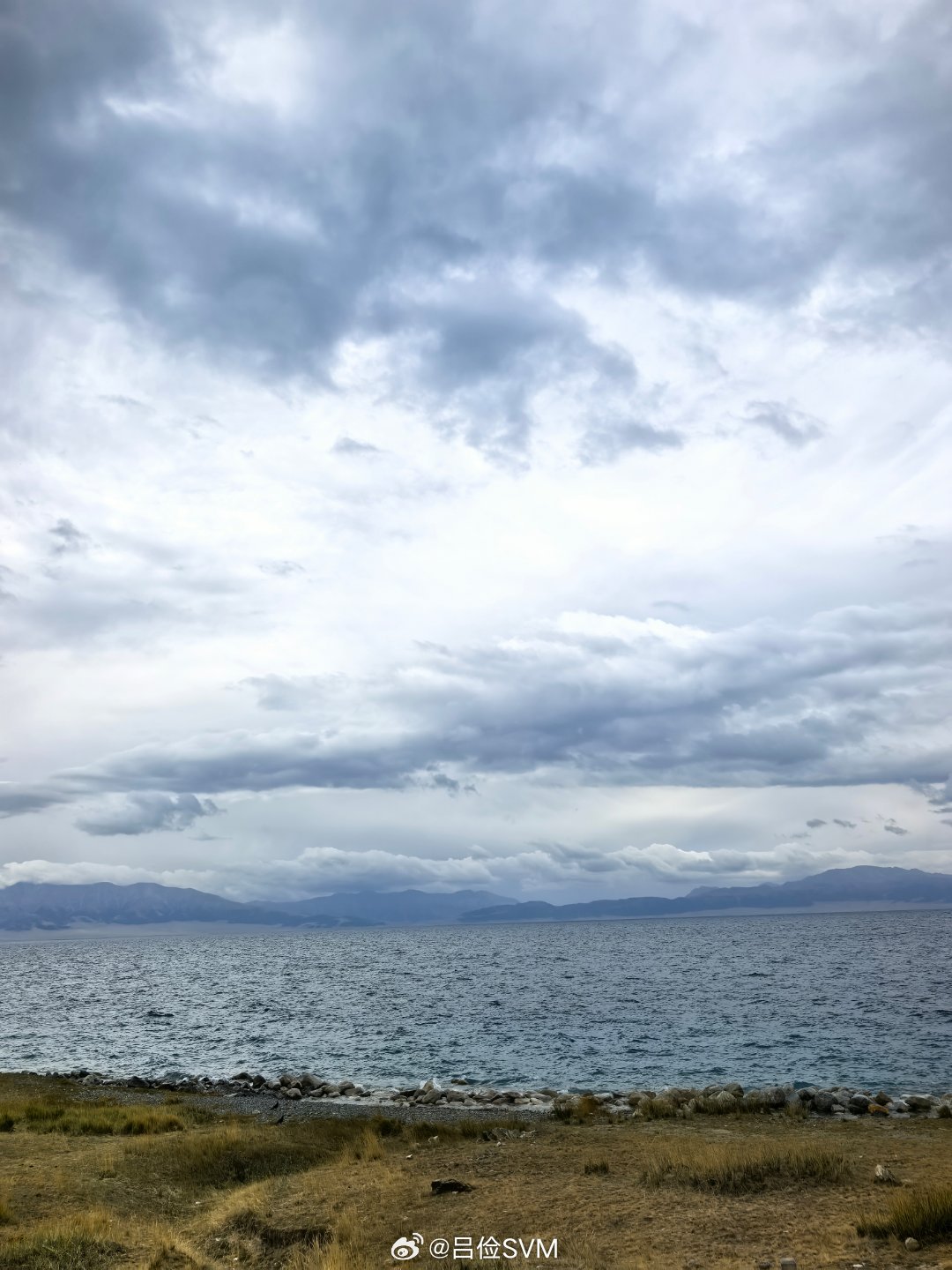 今天来赛里木湖了，就两件事：看风景、开问界M7。其实昨天已经静态体验过了，空间确