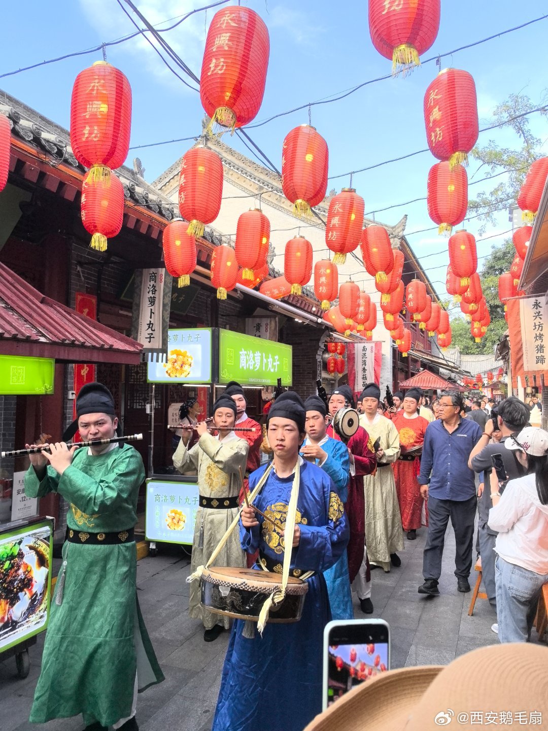 西安旧事 今天傍晚，西安音乐学院西安古乐艺术团来到永兴坊，现场展演了非物质文化遗