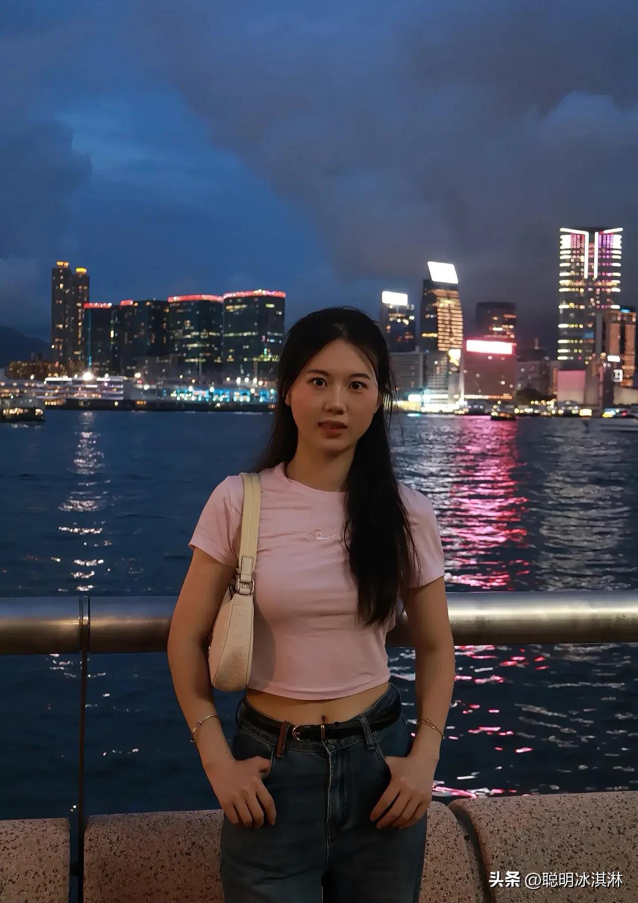 夜幕下的海风轻抚发梢，  
浪花与星光共舞，  
女孩的剪影，是静谧中最动人的诗