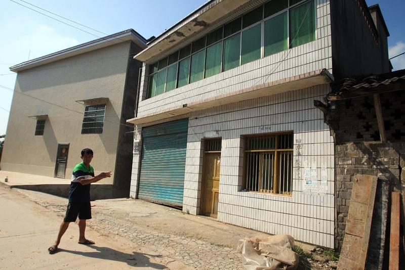 我家男邻居与人打架，将人揍了一顿。回到家后，他对媳妇说：“让我赔钱。”媳妇一听，