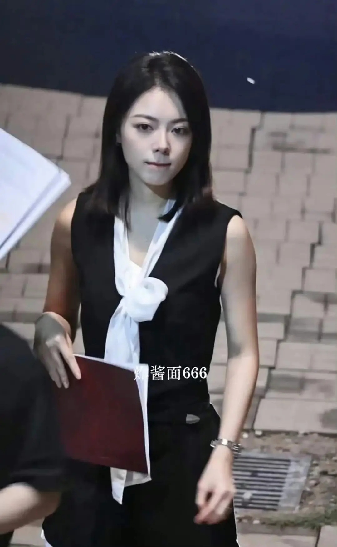五官没有一个地方不美 长得太精致了赵今麦 新剧妆造挺对味的 ​​​