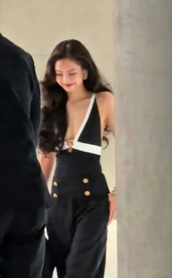 Jennie长卷发深V造型Jennie亮相香奈儿首尔大秀 美到心动！温柔长卷发遇