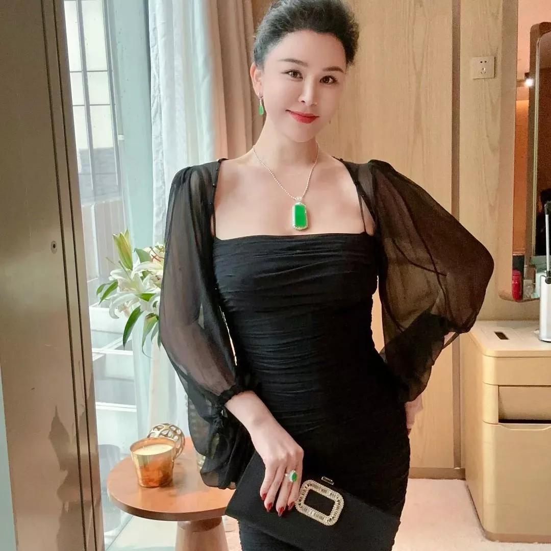 优雅黑裙搭配，精致的晚宴装扮