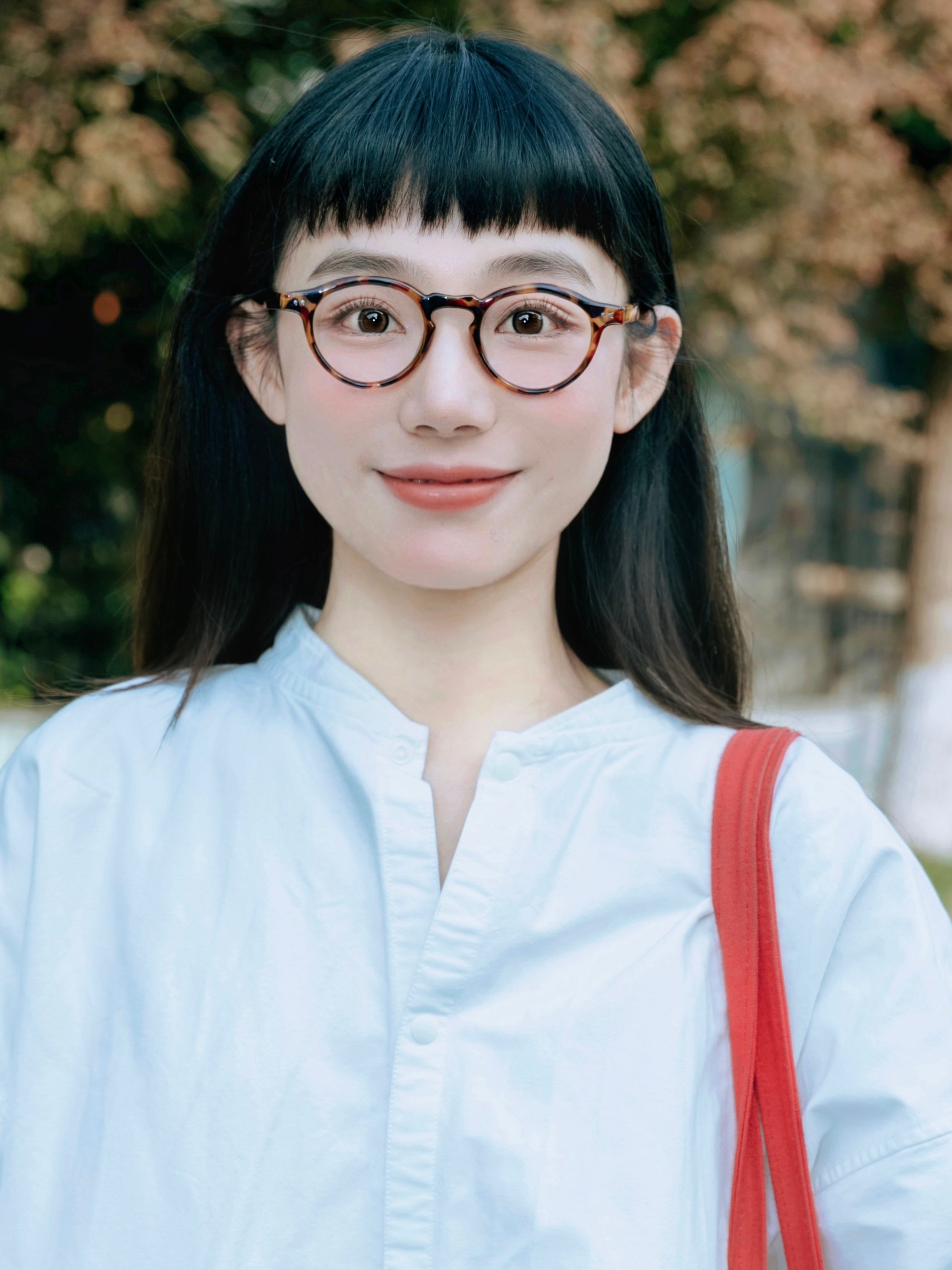 戴眼镜的她 ​​​