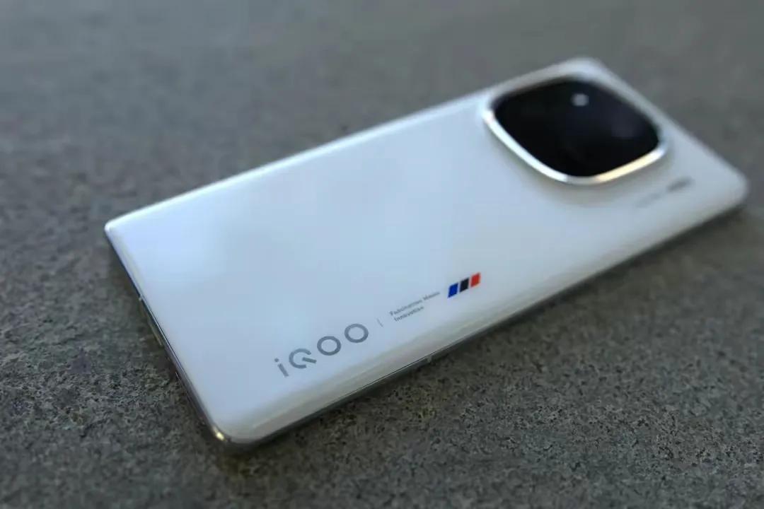还别说，iQOO12的外观真好看，你们觉得呢？