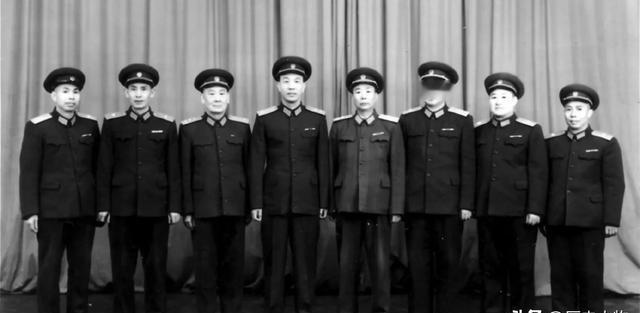 1955年9月27日首次授衔时，少将军衔实际授予798人。这一数据源于军委最终审