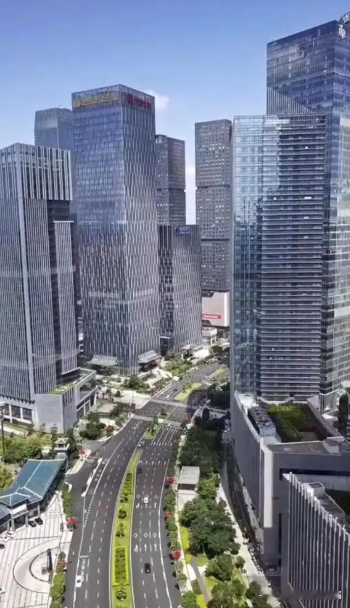 广西各个地级市的行政中心都在南宁，南宁市区建设在广西各市中也是最好的。

图片摘