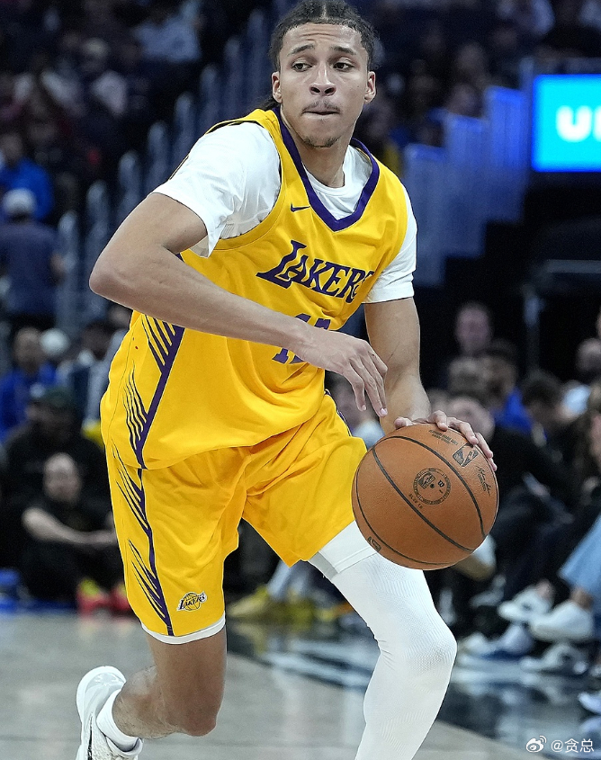 NBA夏季联赛半决赛，湖人半场和勇士打成42平。湖人今年24号秀上半场表现可圈可