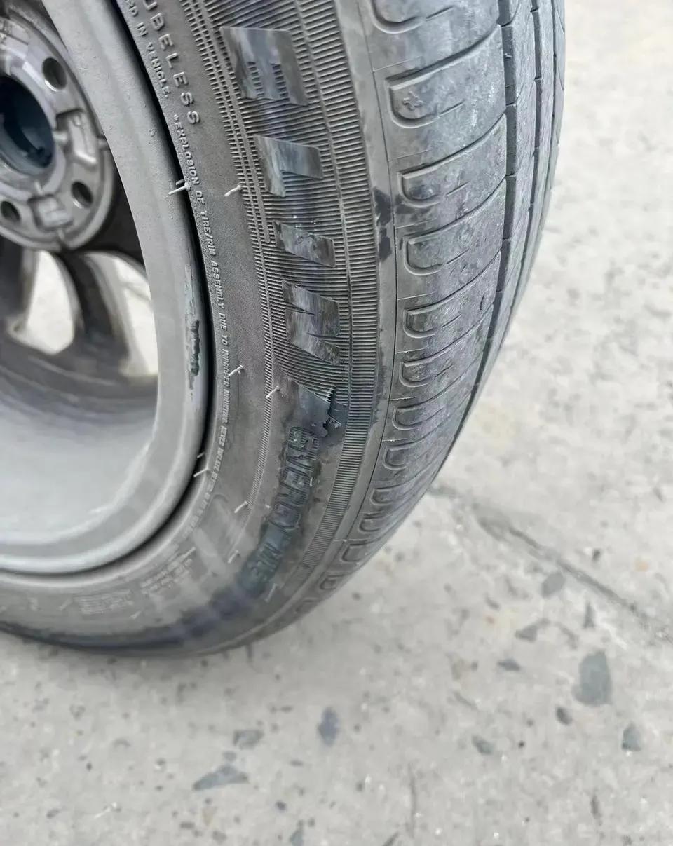 大家说说，轮胎被路上的石头弄爆胎，这个找路政赔几率高吗？旁边有个工地，估计是渣土