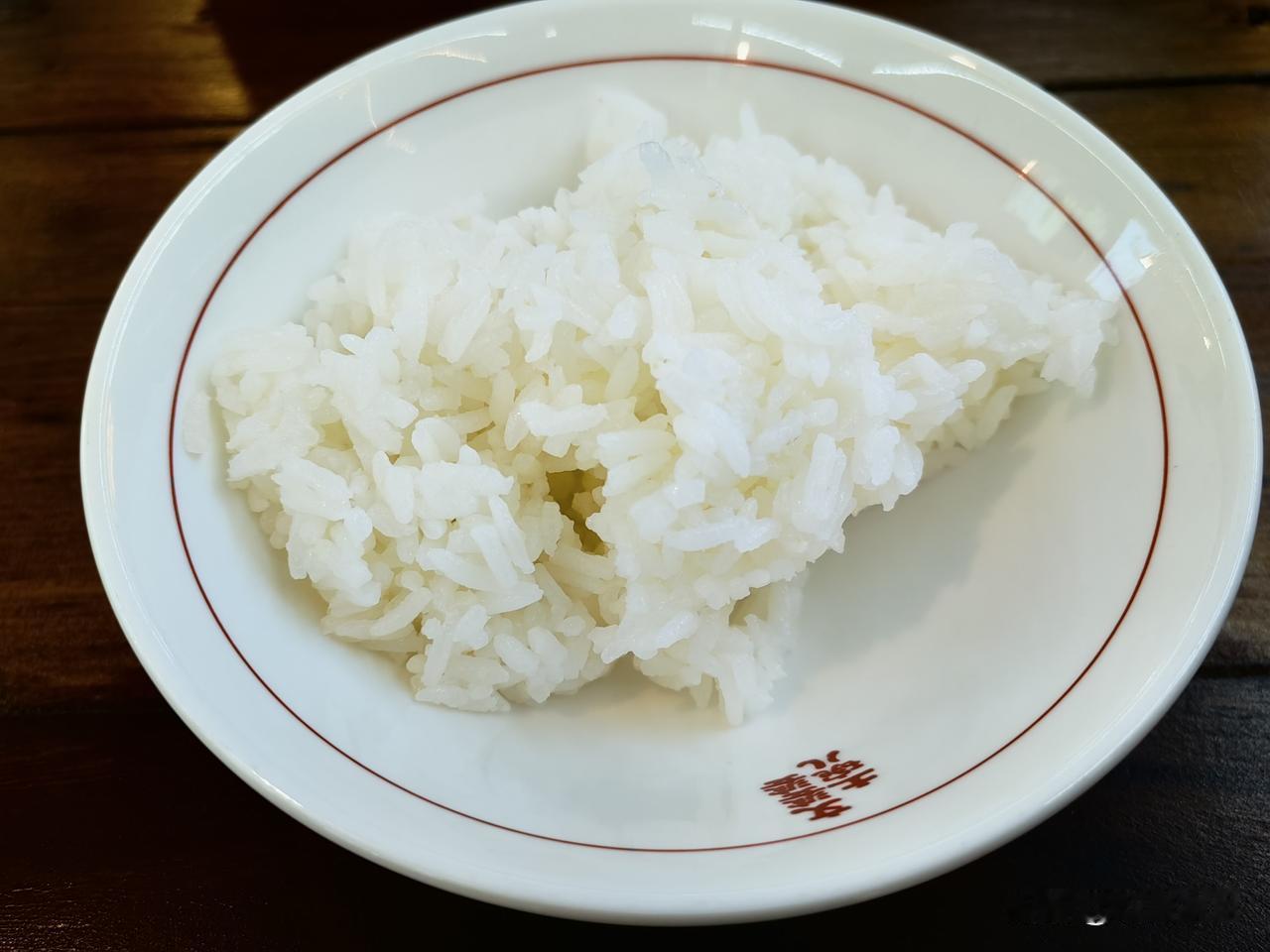 菜还没上来呢，我把米饭都吃完了。店里播放的歌曲是《孤勇者》，这是一个小姑娘曾经分