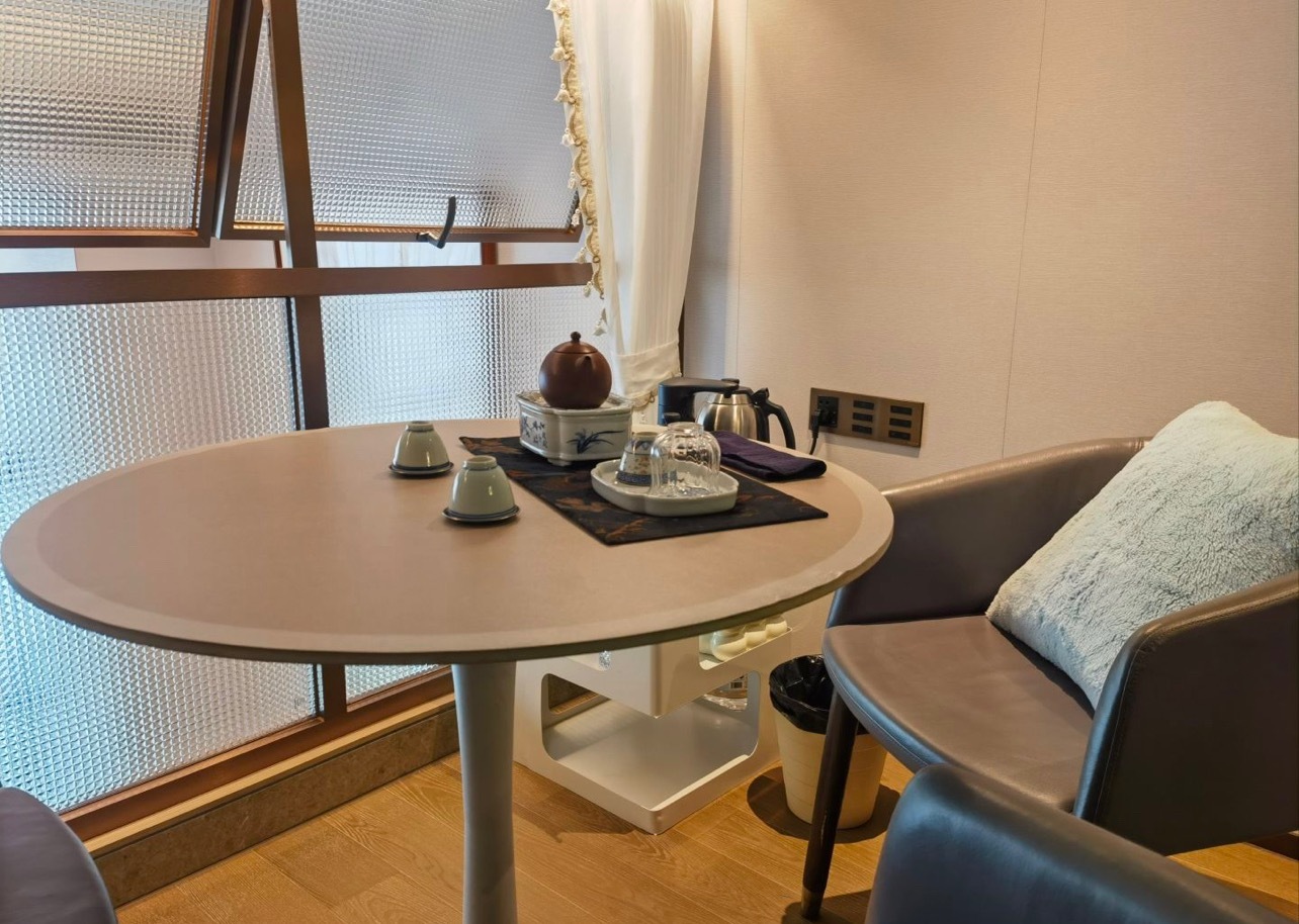 茶道  阳光充足的时候，水沸腾的格外热烈，茶烟随着光影把时问一格一格走一遍。 