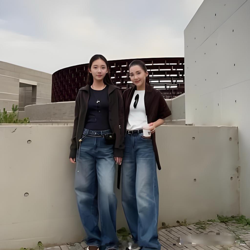 16岁的女儿38岁的妈妈，这就是早结婚的好处，你羡慕了吗 