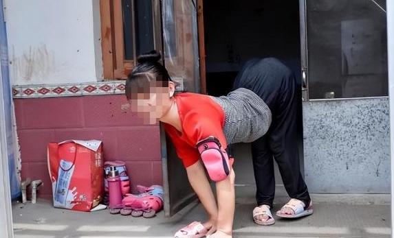 山东一名靠爬行维持生活的女子，在 24 岁时嫁给了一个 46 岁的单身男人，婚后