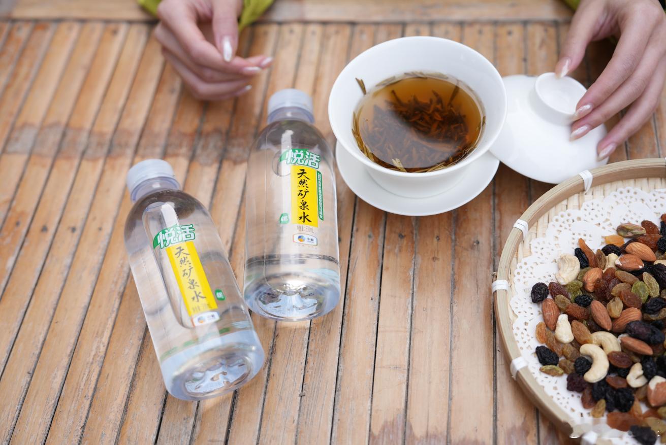 成都的安逸能掐出水来早茶晚酒悦见成都 成都，一座充满魅力的城市。早茶开启美好的一