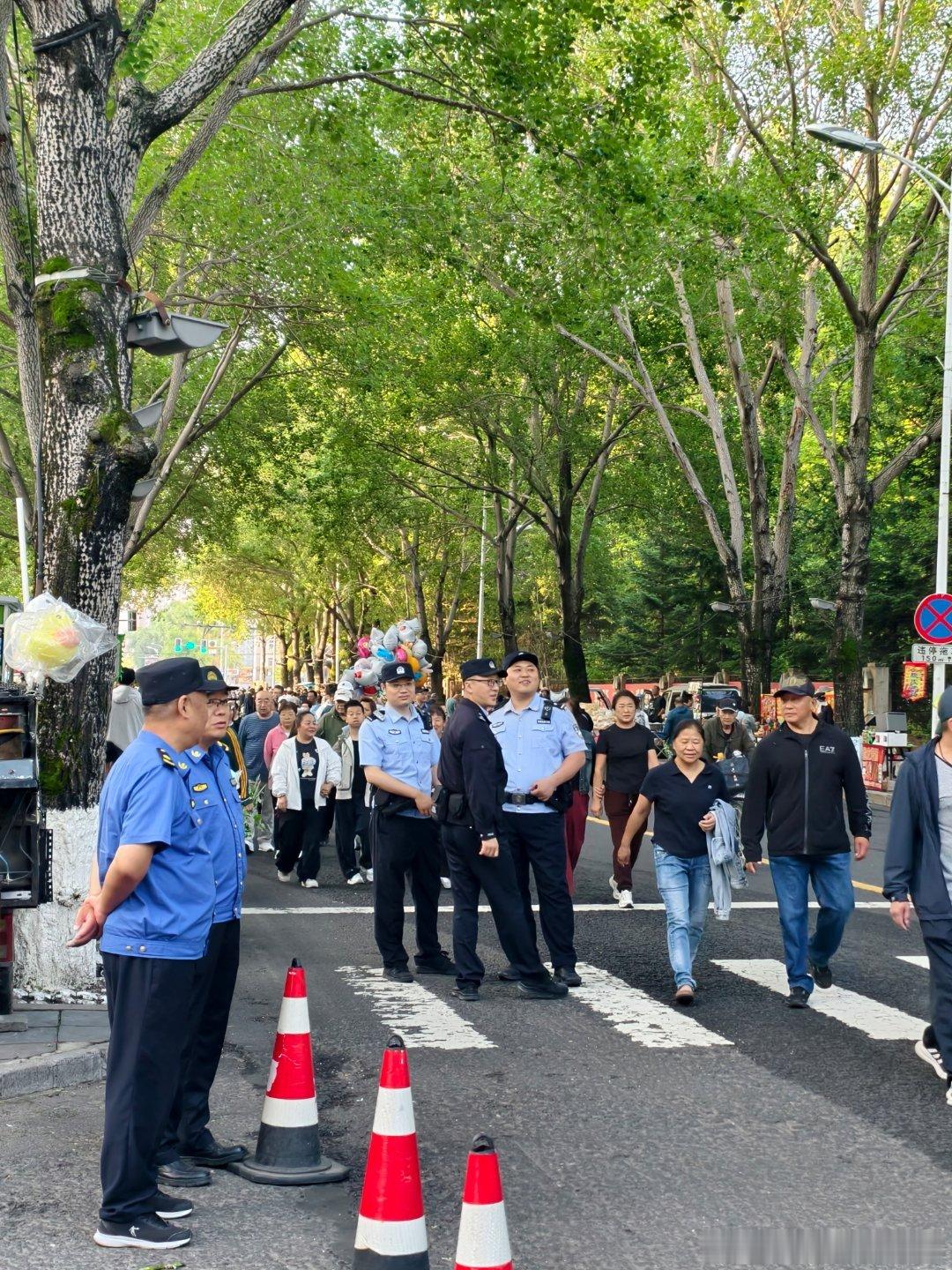 祝大家端午安康交警也挺不容易啊四点就过来维持秩序来了。 牡丹江·北山体育中心