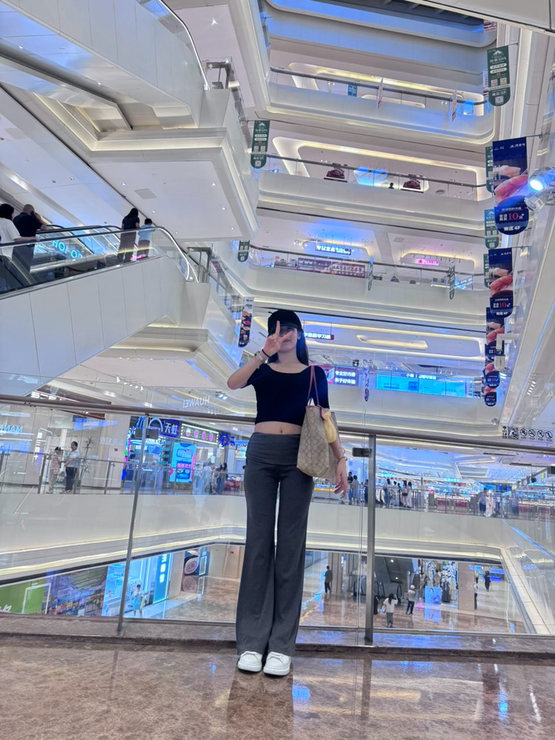 连续两天在UR拿下裤子 福州·世欧广场