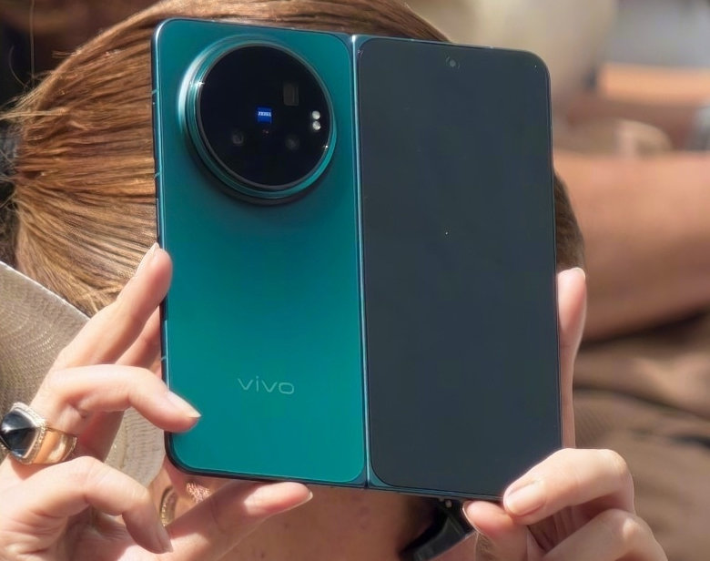 今日有博主介绍了 vivo X Fold6 全新的『原子工作台』大屏交互：全新原