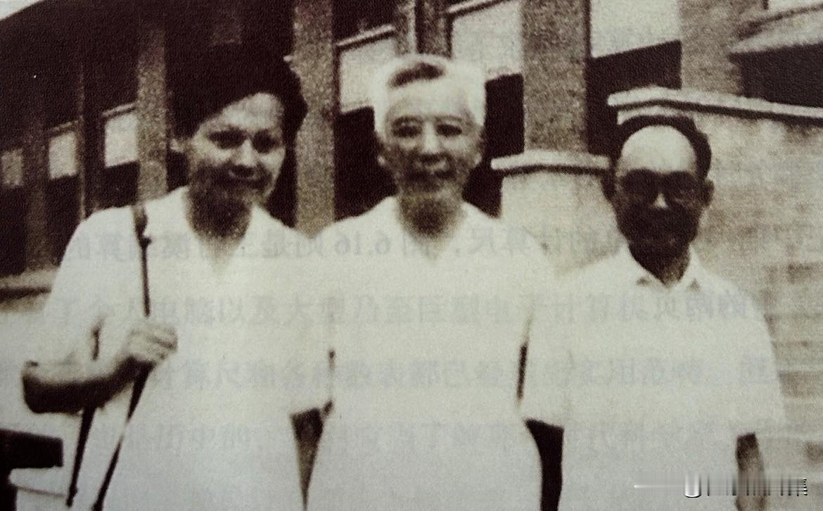 1971年，师生三代人摄于北京大学物理楼前，左起：杨振宁，周培源，王竹溪。王竹溪