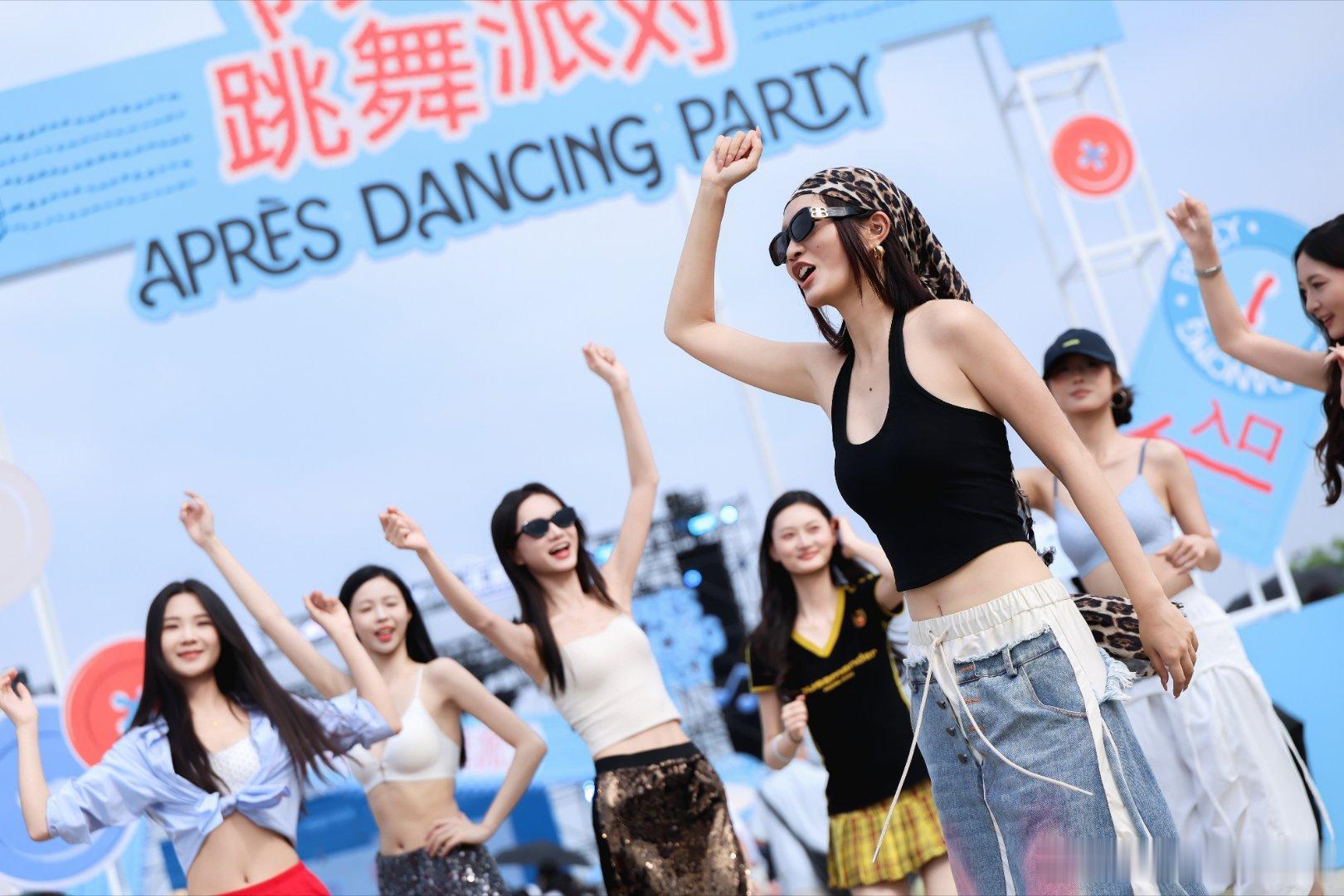 阿普瑞跳舞派对派对氛围感恰到好处，曾沛慈演绎动人曲目，阿普瑞风穿搭成为现场亮点。