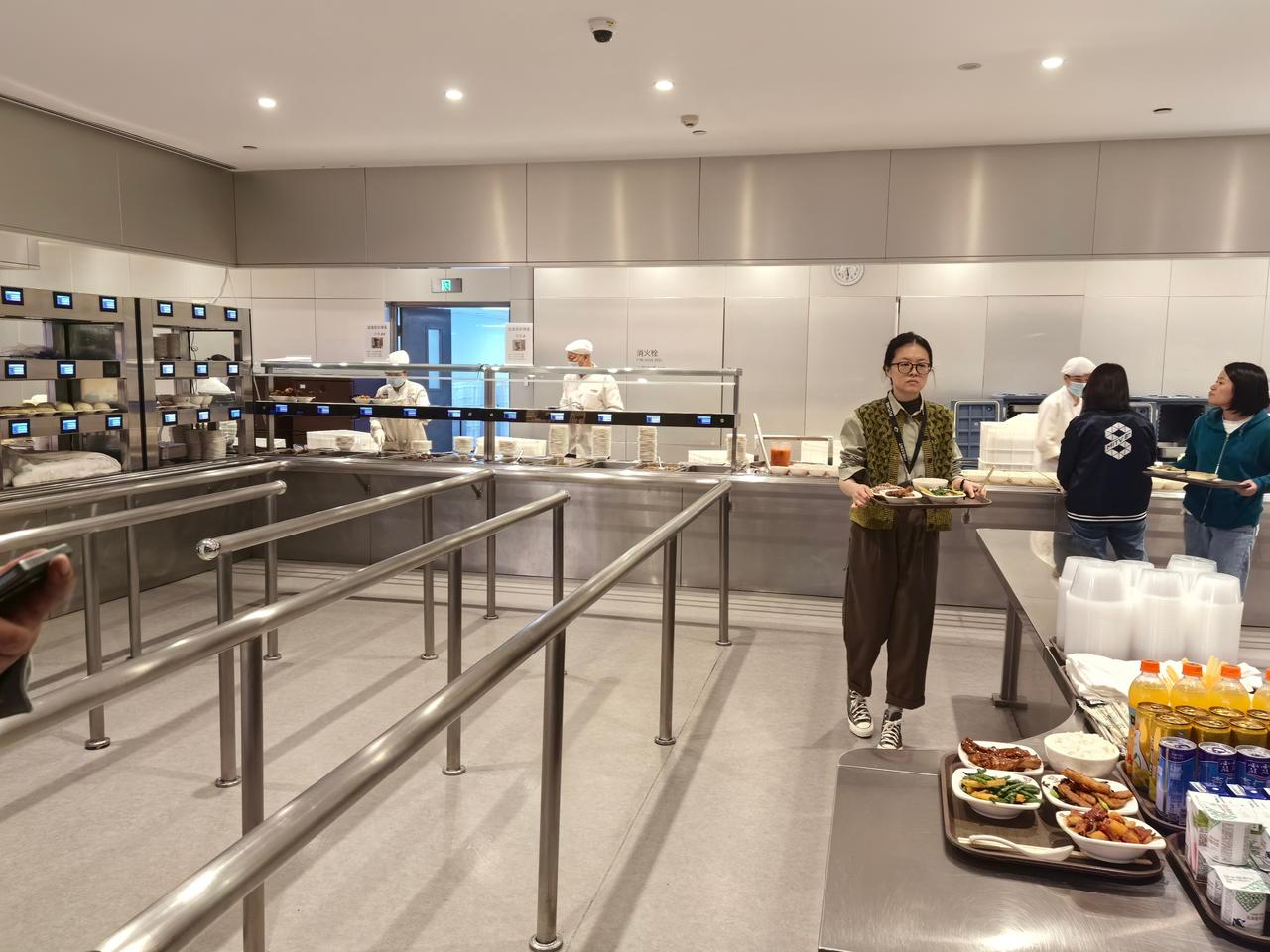 小米食堂评测：

●整洁度：很好

不锈钢围栏框出了整齐的排队空间，整个空间一眼